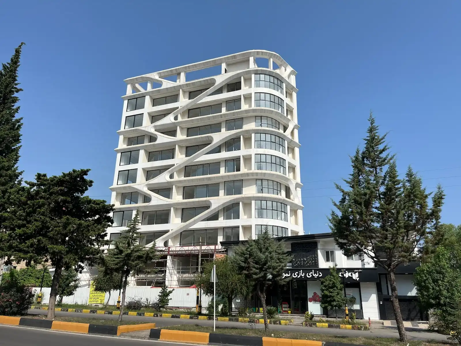نمایی از پروژه اجرا شده درب و پنجره توسط مدرن صنعت